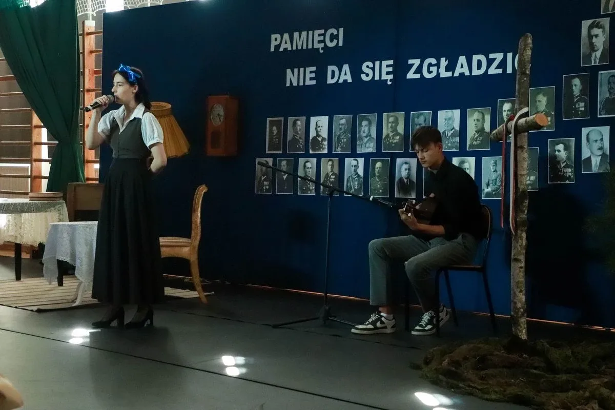 Dąb Pamięci dla kpt. Jana Rapcewicza. Wzruszająca uroczystość w Zespole Szkół nr 1 w Ostrowi Mazowieckiej (zdjęcia)