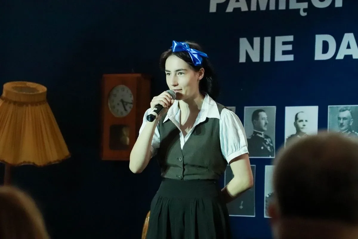 Dąb Pamięci dla kpt. Jana Rapcewicza. Wzruszająca uroczystość w Zespole Szkół nr 1 w Ostrowi Mazowieckiej (zdjęcia)