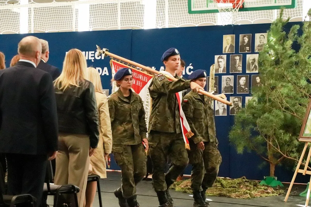 Dąb Pamięci dla kpt. Jana Rapcewicza. Wzruszająca uroczystość w Zespole Szkół nr 1 w Ostrowi Mazowieckiej (zdjęcia)