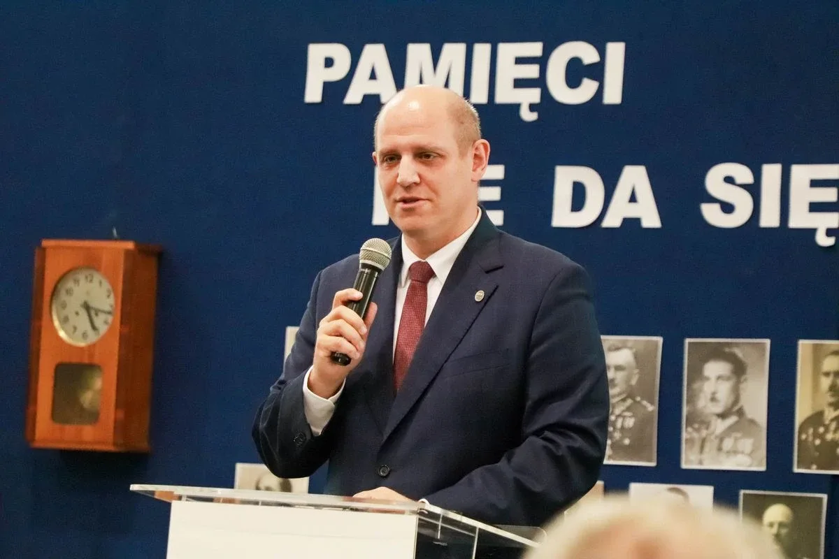 Dąb Pamięci dla kpt. Jana Rapcewicza. Wzruszająca uroczystość w Zespole Szkół nr 1 w Ostrowi Mazowieckiej (zdjęcia)