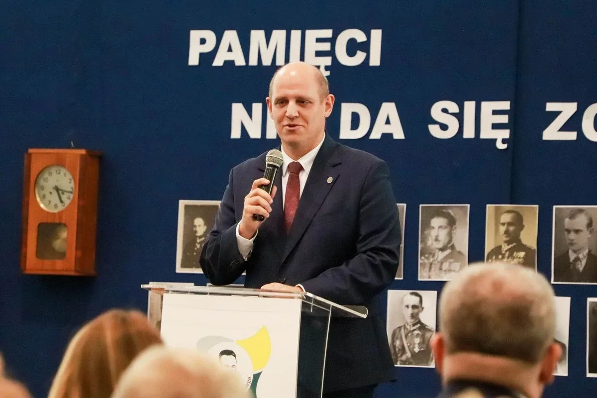 Dąb Pamięci dla kpt. Jana Rapcewicza. Wzruszająca uroczystość w Zespole Szkół nr 1 w Ostrowi Mazowieckiej (zdjęcia)