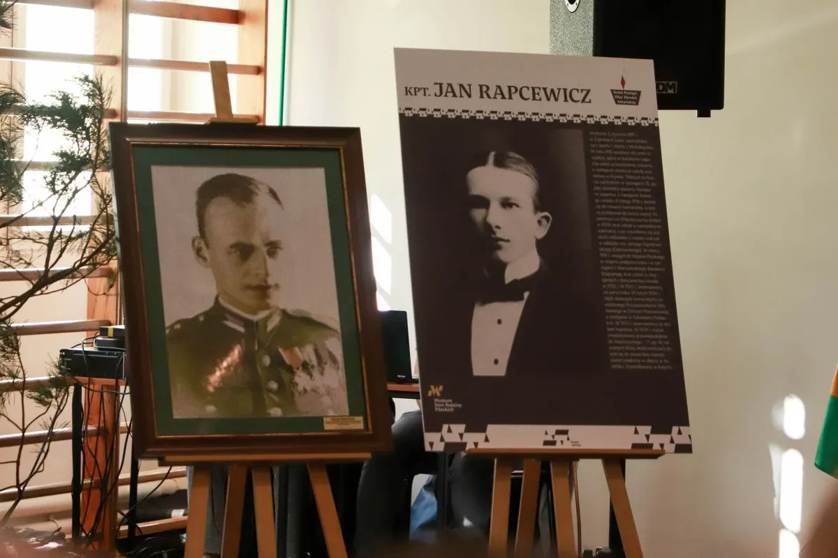 Dąb Pamięci dla kpt. Jana Rapcewicza. Wzruszająca uroczystość w Zespole Szkół nr 1 w Ostrowi Mazowieckiej (zdjęcia)