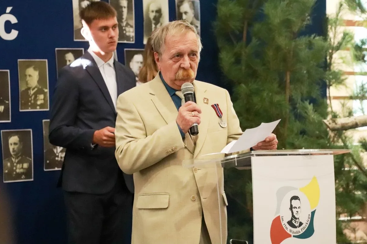 Dąb Pamięci dla kpt. Jana Rapcewicza. Wzruszająca uroczystość w Zespole Szkół nr 1 w Ostrowi Mazowieckiej (zdjęcia)