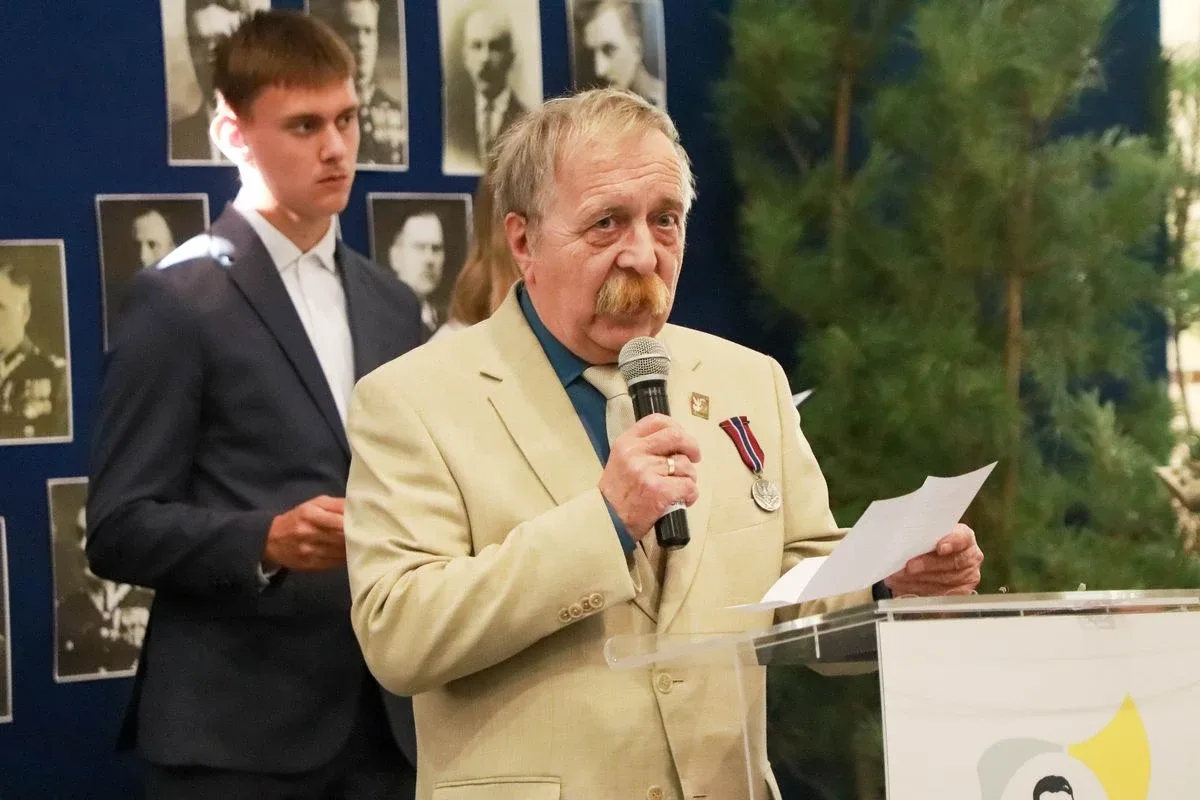 Dąb Pamięci dla kpt. Jana Rapcewicza. Wzruszająca uroczystość w Zespole Szkół nr 1 w Ostrowi Mazowieckiej (zdjęcia)