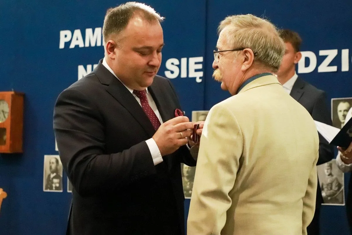 Dąb Pamięci dla kpt. Jana Rapcewicza. Wzruszająca uroczystość w Zespole Szkół nr 1 w Ostrowi Mazowieckiej (zdjęcia)
