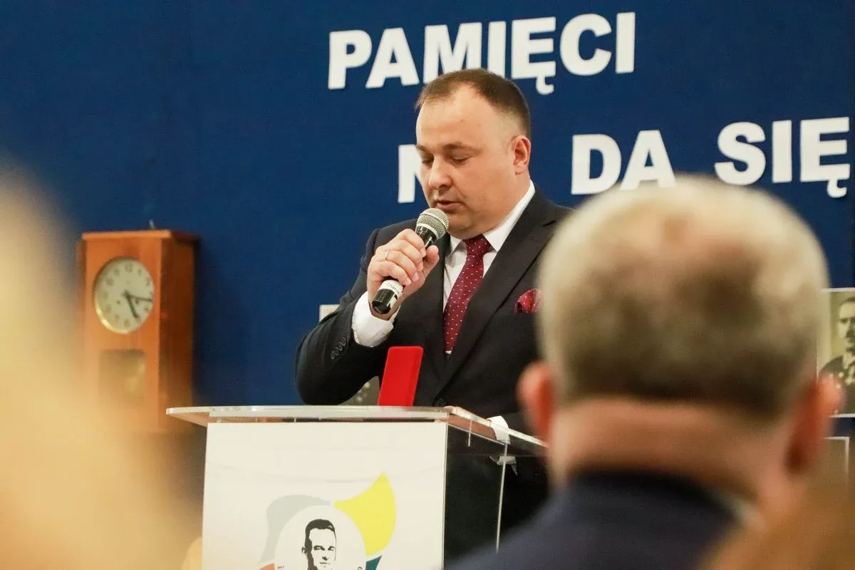 Dąb Pamięci dla kpt. Jana Rapcewicza. Wzruszająca uroczystość w Zespole Szkół nr 1 w Ostrowi Mazowieckiej (zdjęcia)