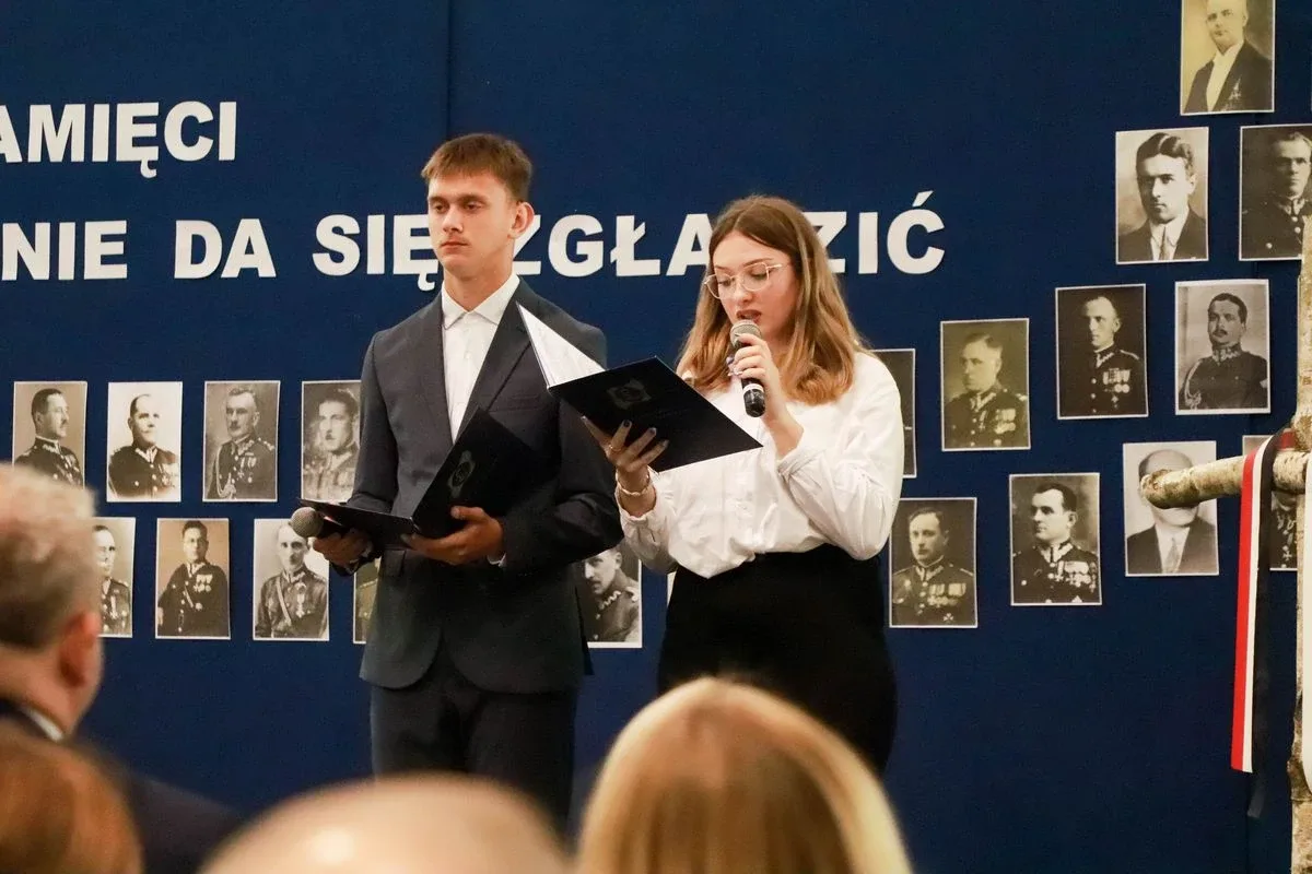 Dąb Pamięci dla kpt. Jana Rapcewicza. Wzruszająca uroczystość w Zespole Szkół nr 1 w Ostrowi Mazowieckiej (zdjęcia)