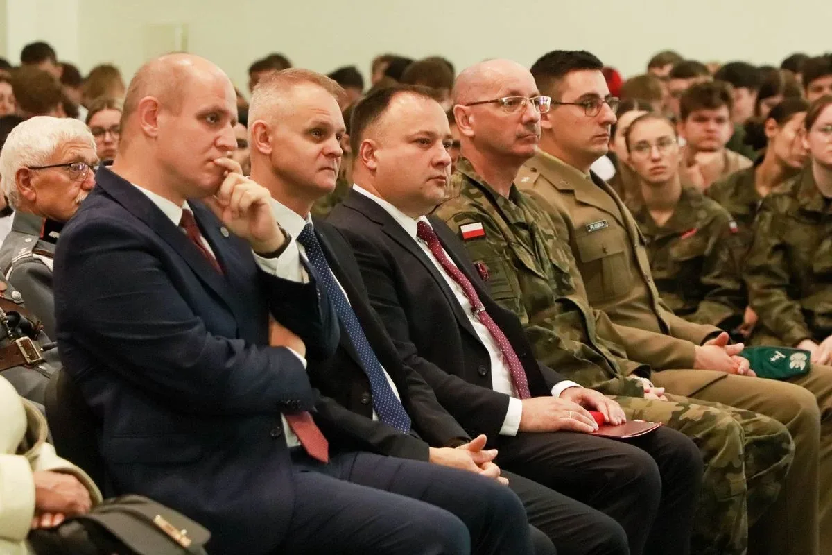 Dąb Pamięci dla kpt. Jana Rapcewicza. Wzruszająca uroczystość w Zespole Szkół nr 1 w Ostrowi Mazowieckiej (zdjęcia)