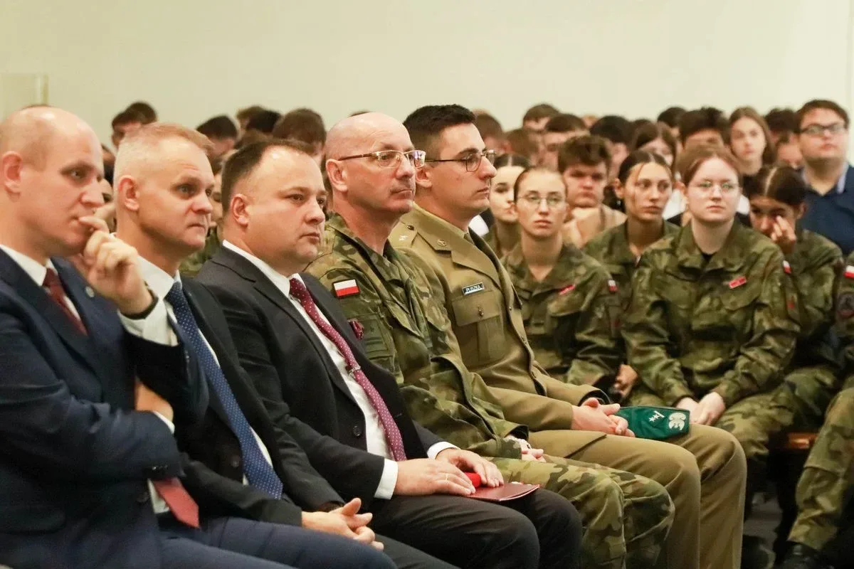 Dąb Pamięci dla kpt. Jana Rapcewicza. Wzruszająca uroczystość w Zespole Szkół nr 1 w Ostrowi Mazowieckiej (zdjęcia)