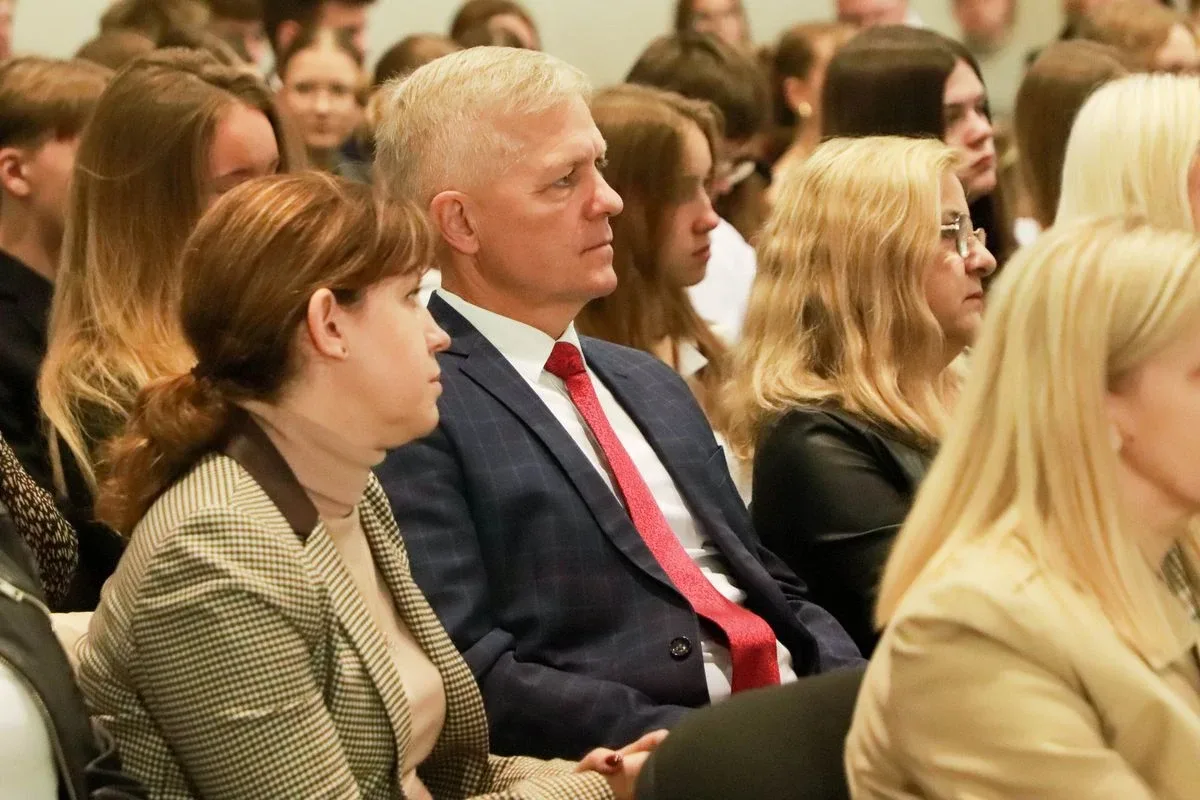 Dąb Pamięci dla kpt. Jana Rapcewicza. Wzruszająca uroczystość w Zespole Szkół nr 1 w Ostrowi Mazowieckiej (zdjęcia)