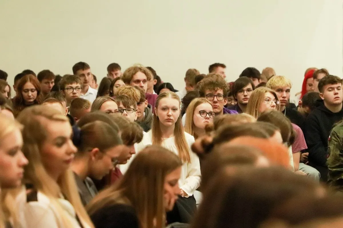 Dąb Pamięci dla kpt. Jana Rapcewicza. Wzruszająca uroczystość w Zespole Szkół nr 1 w Ostrowi Mazowieckiej (zdjęcia)