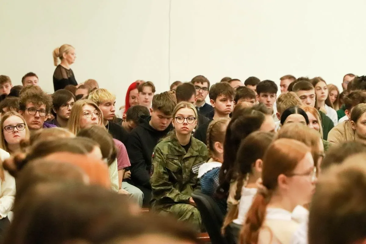 Dąb Pamięci dla kpt. Jana Rapcewicza. Wzruszająca uroczystość w Zespole Szkół nr 1 w Ostrowi Mazowieckiej (zdjęcia)
