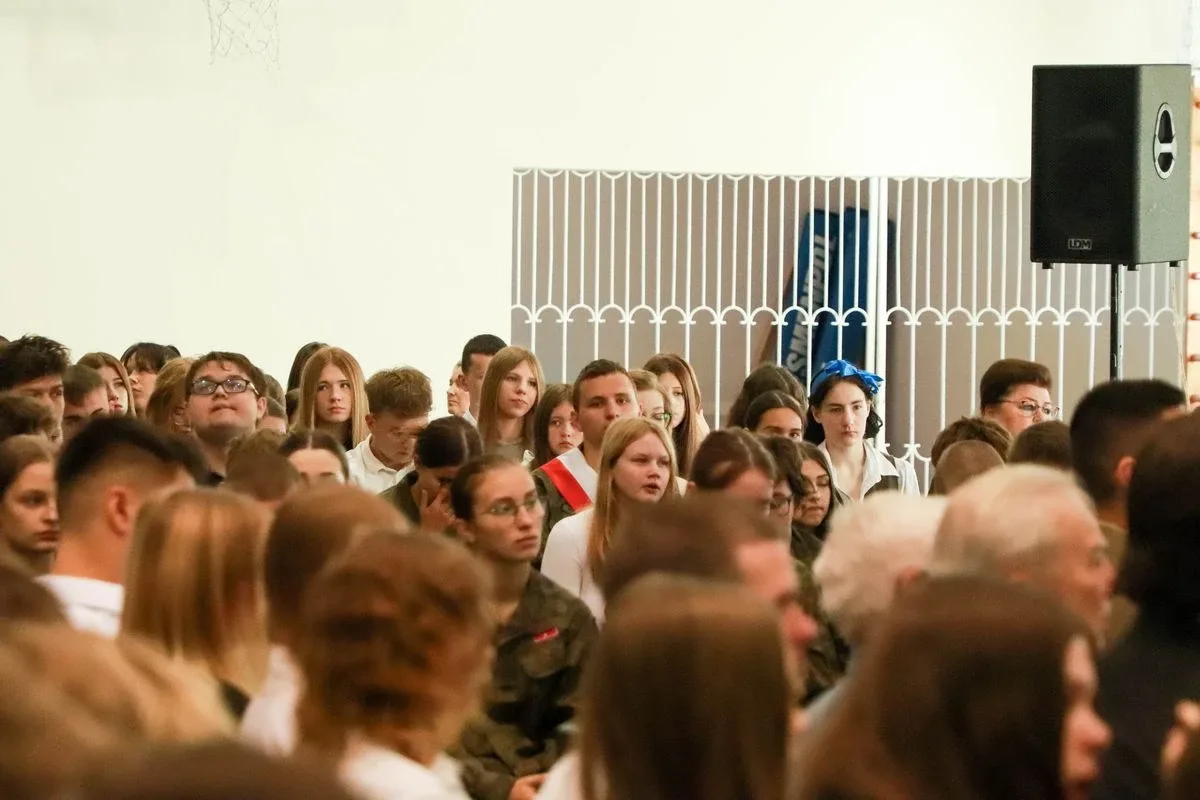 Dąb Pamięci dla kpt. Jana Rapcewicza. Wzruszająca uroczystość w Zespole Szkół nr 1 w Ostrowi Mazowieckiej (zdjęcia)