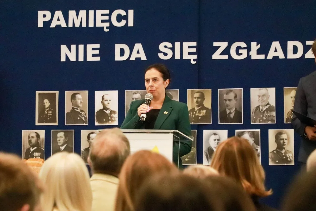 Dąb Pamięci dla kpt. Jana Rapcewicza. Wzruszająca uroczystość w Zespole Szkół nr 1 w Ostrowi Mazowieckiej (zdjęcia)