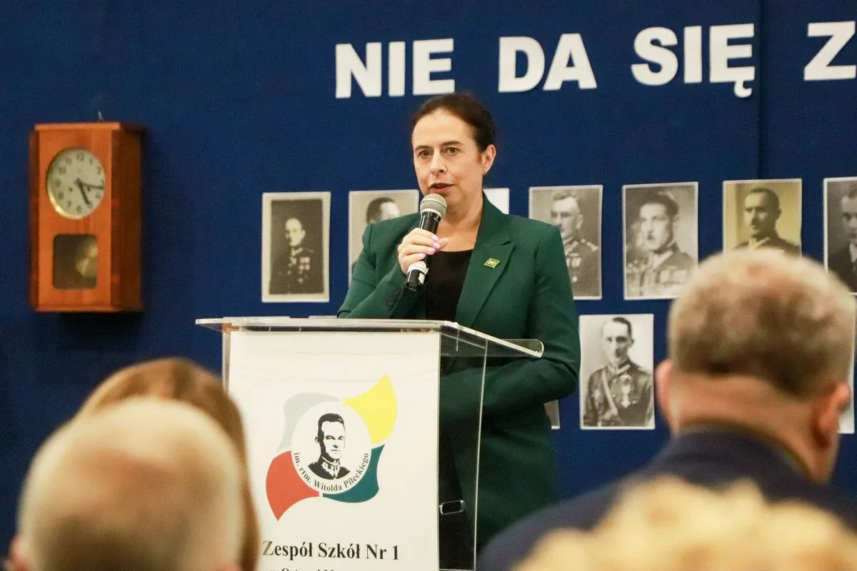 Dąb Pamięci dla kpt. Jana Rapcewicza. Wzruszająca uroczystość w Zespole Szkół nr 1 w Ostrowi Mazowieckiej (zdjęcia)