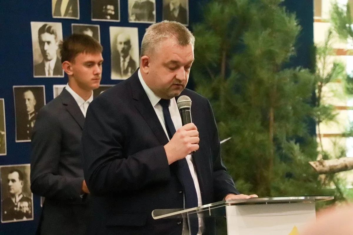 Dąb Pamięci dla kpt. Jana Rapcewicza. Wzruszająca uroczystość w Zespole Szkół nr 1 w Ostrowi Mazowieckiej (zdjęcia)