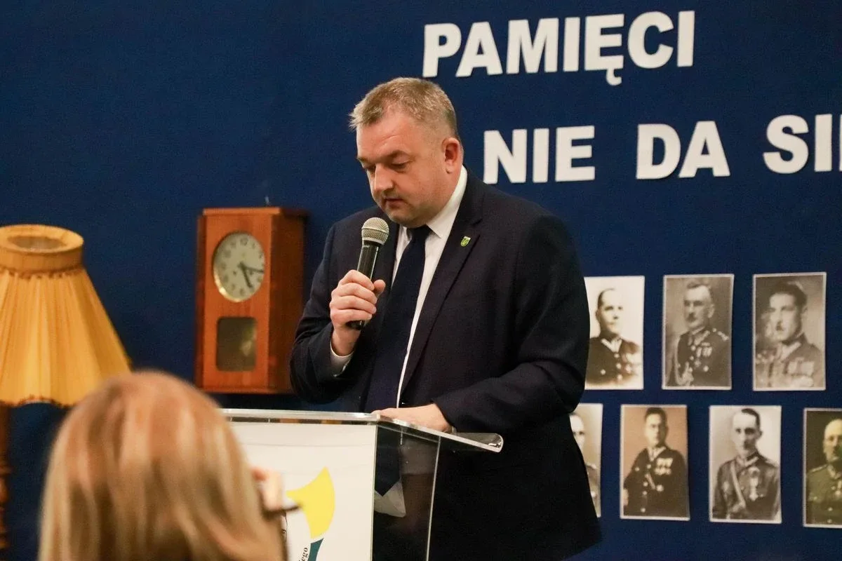 Dąb Pamięci dla kpt. Jana Rapcewicza. Wzruszająca uroczystość w Zespole Szkół nr 1 w Ostrowi Mazowieckiej (zdjęcia)