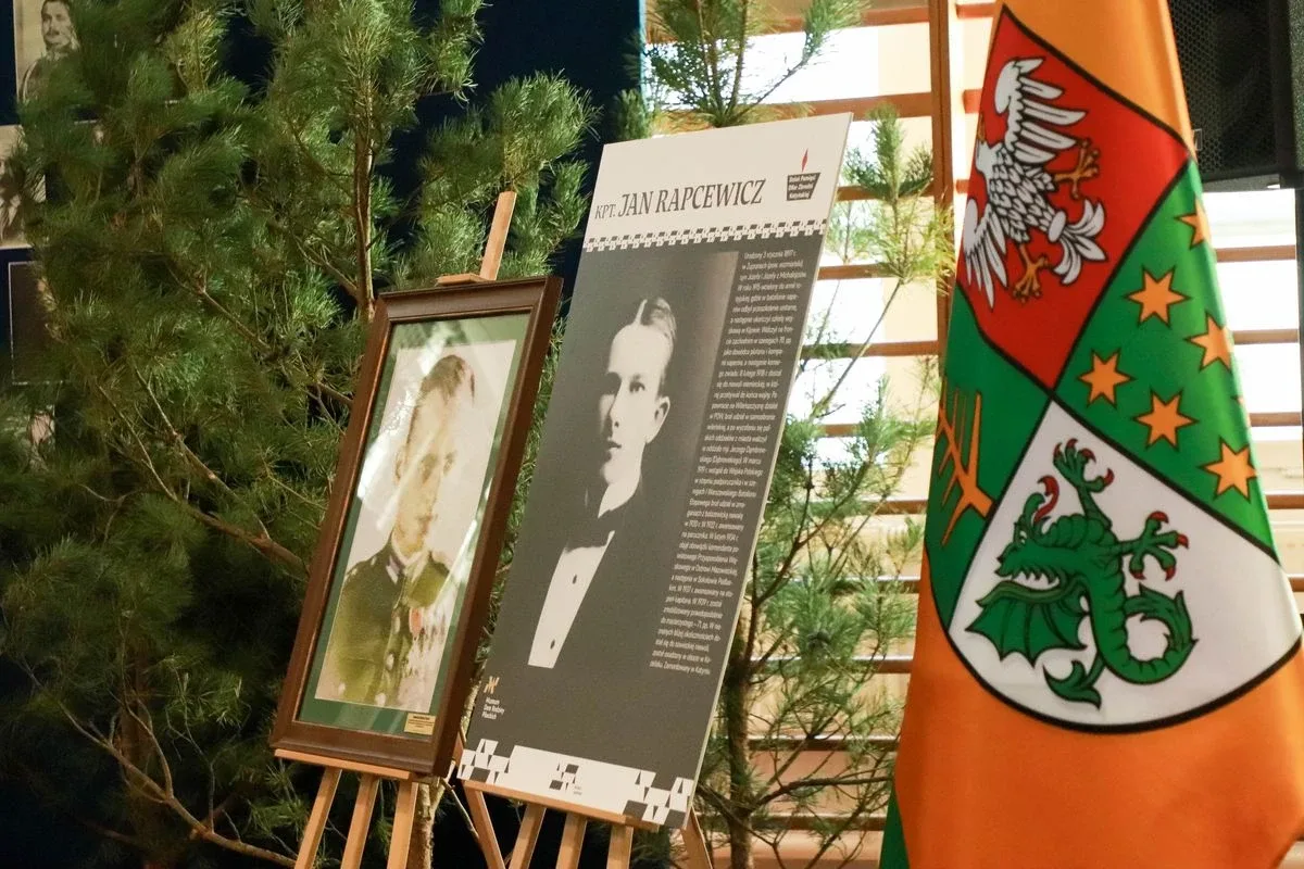 Dąb Pamięci dla kpt. Jana Rapcewicza. Wzruszająca uroczystość w Zespole Szkół nr 1 w Ostrowi Mazowieckiej (zdjęcia)