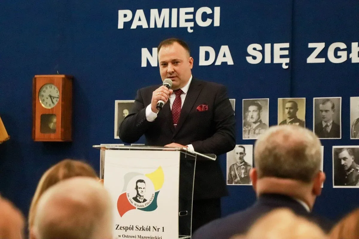 Dąb Pamięci dla kpt. Jana Rapcewicza. Wzruszająca uroczystość w Zespole Szkół nr 1 w Ostrowi Mazowieckiej (zdjęcia)