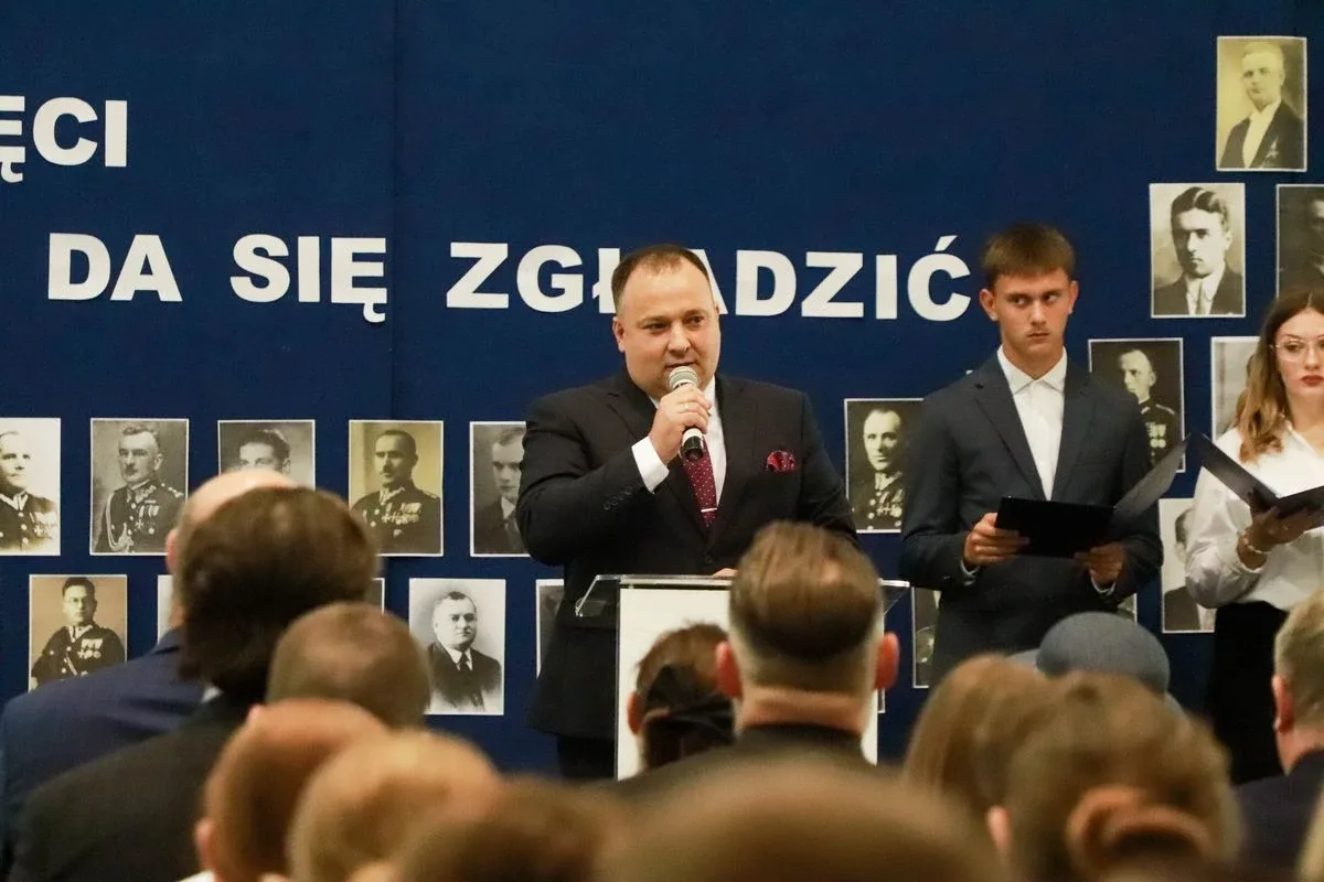 Dąb Pamięci dla kpt. Jana Rapcewicza. Wzruszająca uroczystość w Zespole Szkół nr 1 w Ostrowi Mazowieckiej (zdjęcia)
