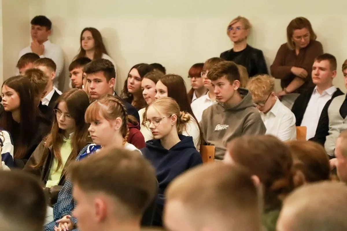 Dąb Pamięci dla kpt. Jana Rapcewicza. Wzruszająca uroczystość w Zespole Szkół nr 1 w Ostrowi Mazowieckiej (zdjęcia)