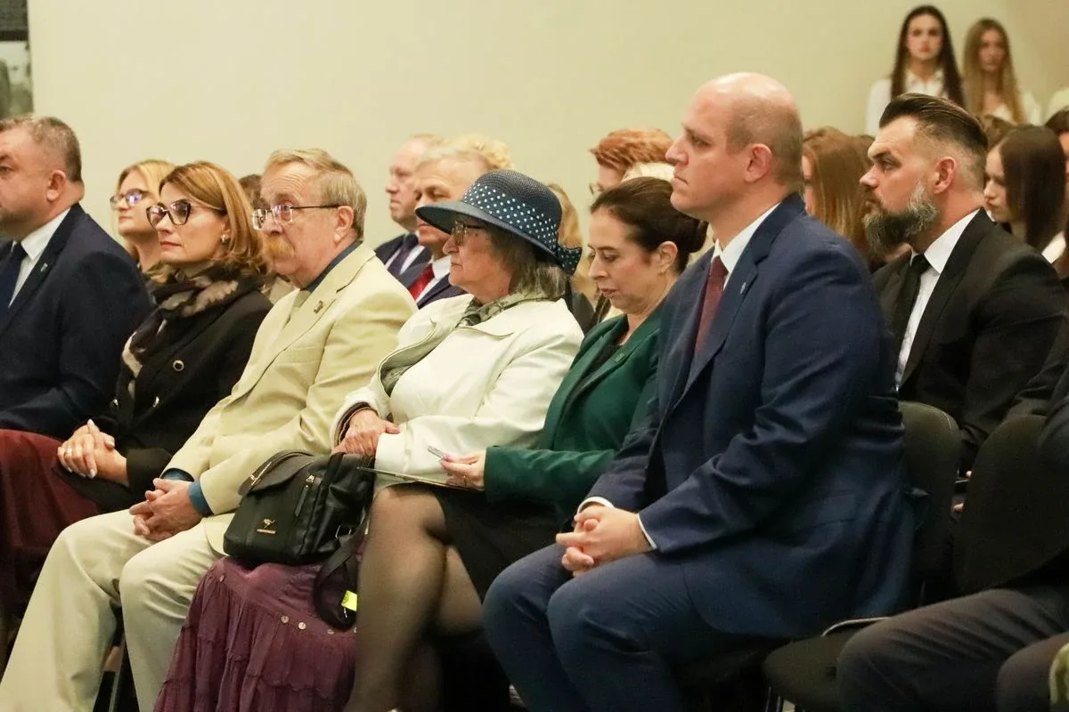 Dąb Pamięci dla kpt. Jana Rapcewicza. Wzruszająca uroczystość w Zespole Szkół nr 1 w Ostrowi Mazowieckiej (zdjęcia)