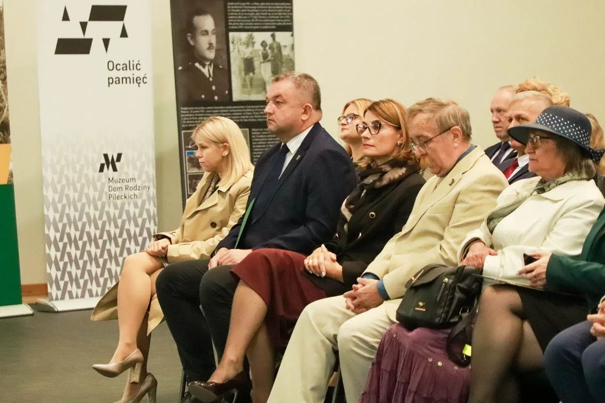 Dąb Pamięci dla kpt. Jana Rapcewicza. Wzruszająca uroczystość w Zespole Szkół nr 1 w Ostrowi Mazowieckiej (zdjęcia)