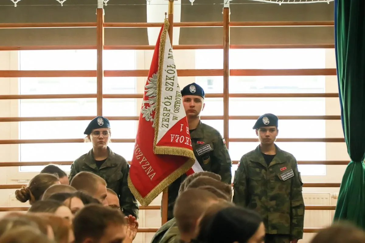 Dąb Pamięci dla kpt. Jana Rapcewicza. Wzruszająca uroczystość w Zespole Szkół nr 1 w Ostrowi Mazowieckiej (zdjęcia)