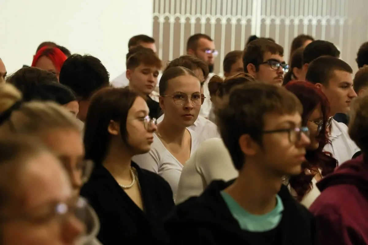 Dąb Pamięci dla kpt. Jana Rapcewicza. Wzruszająca uroczystość w Zespole Szkół nr 1 w Ostrowi Mazowieckiej (zdjęcia)