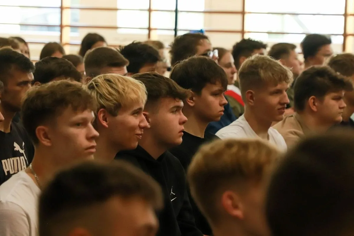 Dąb Pamięci dla kpt. Jana Rapcewicza. Wzruszająca uroczystość w Zespole Szkół nr 1 w Ostrowi Mazowieckiej (zdjęcia)