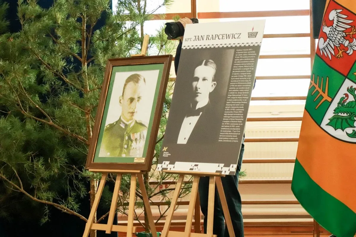 Dąb Pamięci dla kpt. Jana Rapcewicza. Wzruszająca uroczystość w Zespole Szkół nr 1 w Ostrowi Mazowieckiej (zdjęcia)