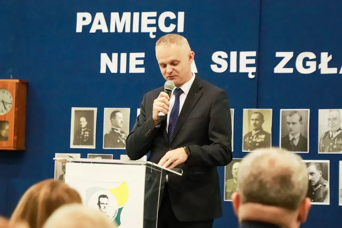 Dąb Pamięci dla kpt. Jana Rapcewicza. Wzruszająca uroczystość w Zespole Szkół nr 1 w Ostrowi Mazowieckiej (zdjęcia)