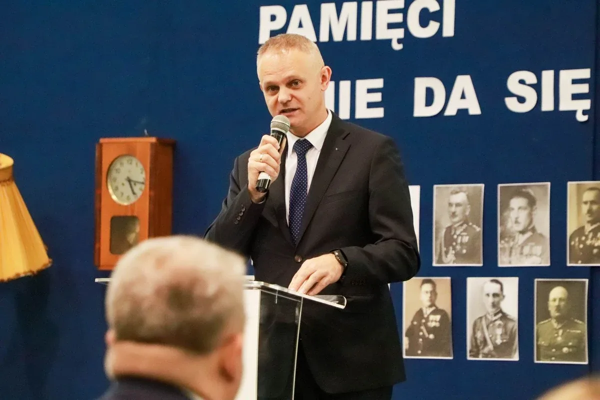 Dąb Pamięci dla kpt. Jana Rapcewicza. Wzruszająca uroczystość w Zespole Szkół nr 1 w Ostrowi Mazowieckiej (zdjęcia)