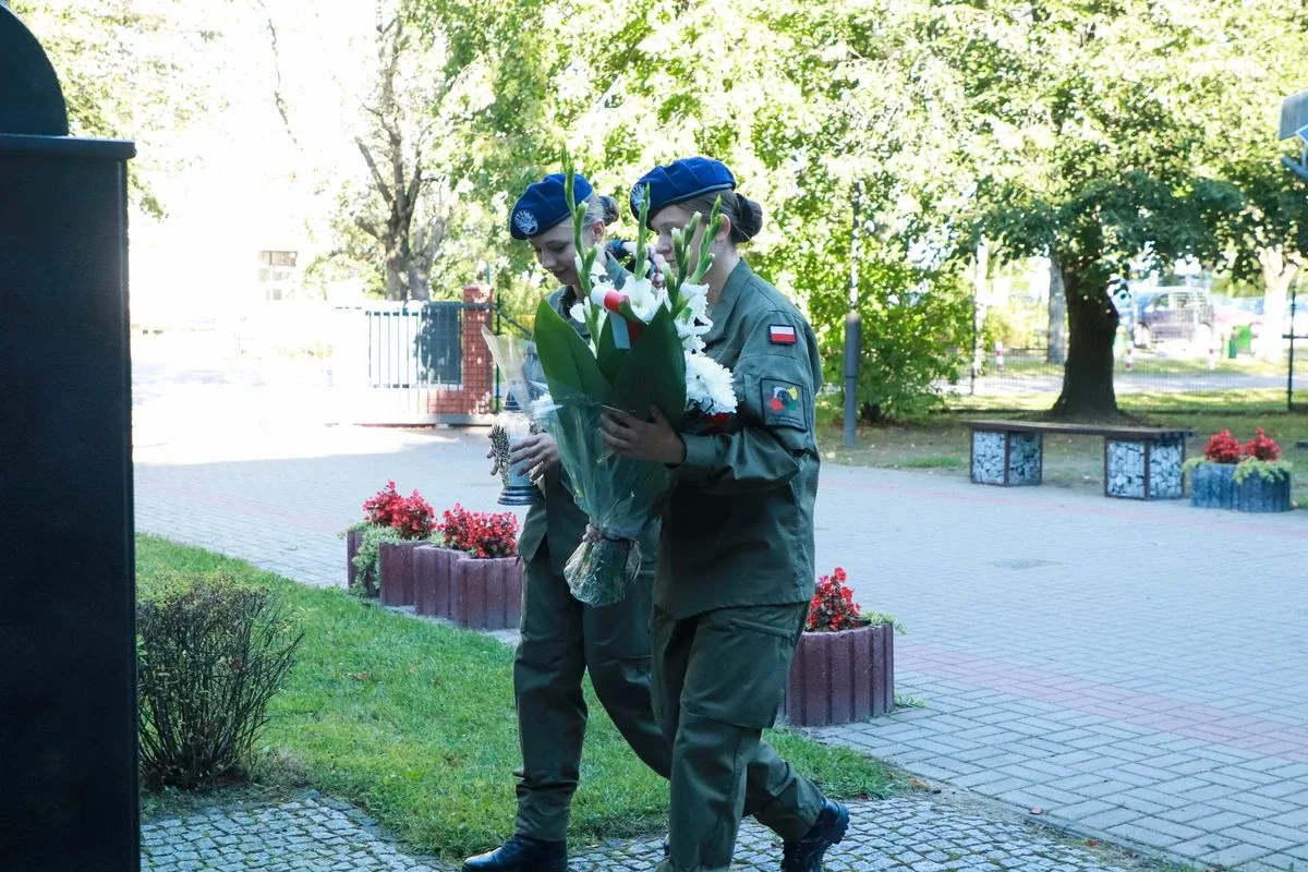 Dąb Pamięci dla kpt. Jana Rapcewicza. Wzruszająca uroczystość w Zespole Szkół nr 1 w Ostrowi Mazowieckiej (zdjęcia)