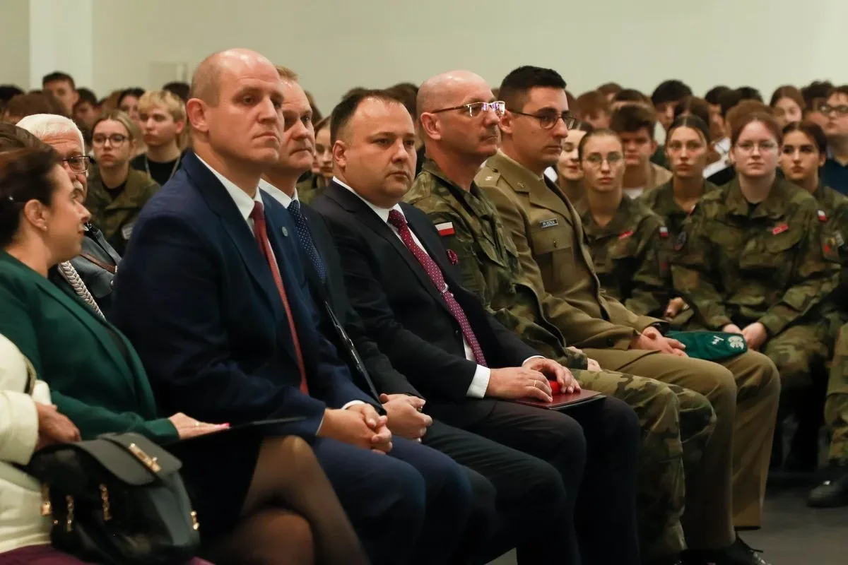Dąb Pamięci dla kpt. Jana Rapcewicza. Wzruszająca uroczystość w Zespole Szkół nr 1 w Ostrowi Mazowieckiej (zdjęcia)