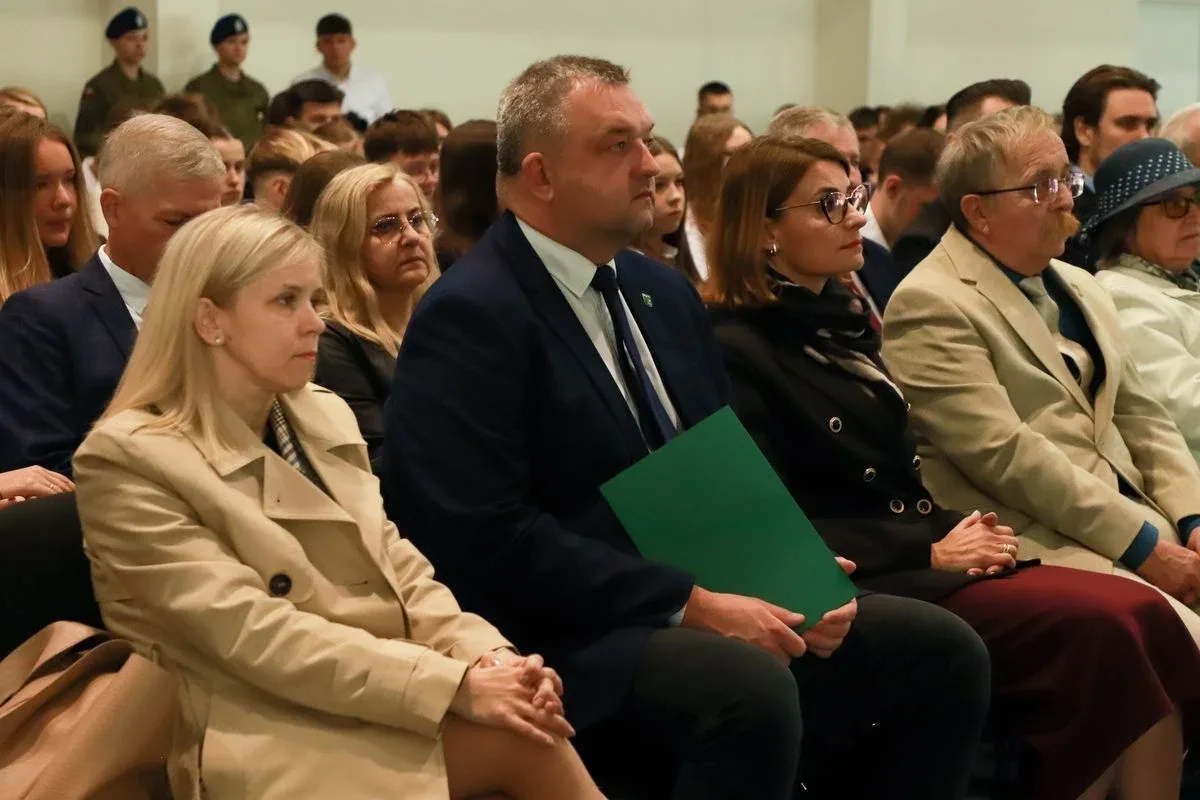 Dąb Pamięci dla kpt. Jana Rapcewicza. Wzruszająca uroczystość w Zespole Szkół nr 1 w Ostrowi Mazowieckiej (zdjęcia)