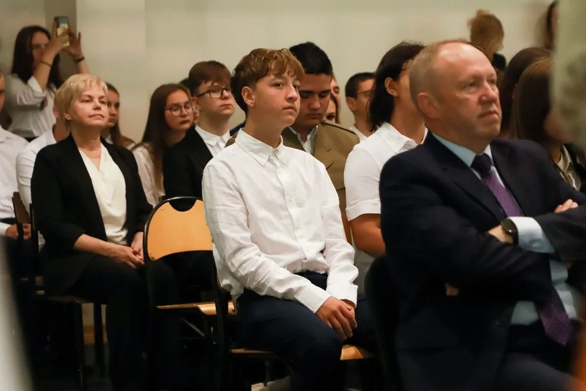 Dąb Pamięci dla kpt. Jana Rapcewicza. Wzruszająca uroczystość w Zespole Szkół nr 1 w Ostrowi Mazowieckiej (zdjęcia)