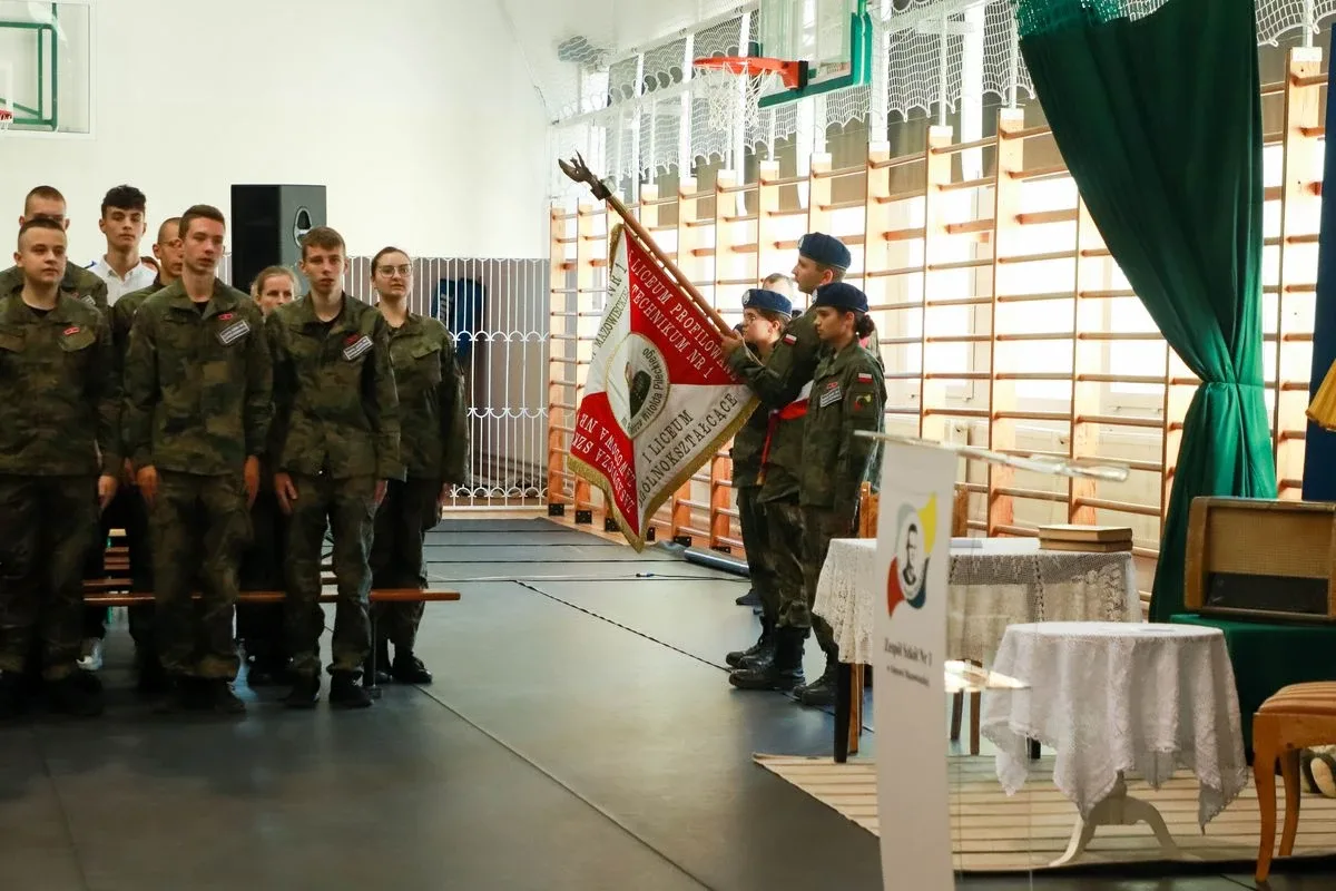 Dąb Pamięci dla kpt. Jana Rapcewicza. Wzruszająca uroczystość w Zespole Szkół nr 1 w Ostrowi Mazowieckiej (zdjęcia)