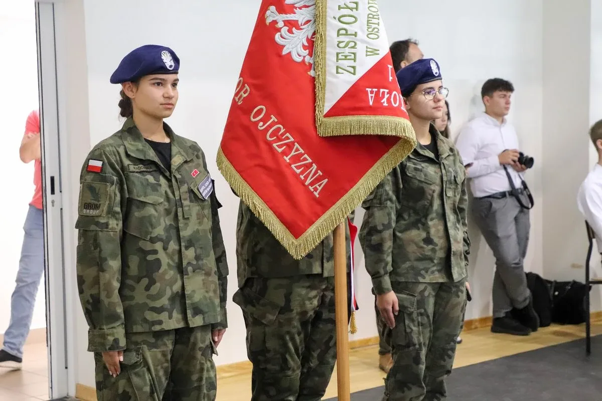 Dąb Pamięci dla kpt. Jana Rapcewicza. Wzruszająca uroczystość w Zespole Szkół nr 1 w Ostrowi Mazowieckiej (zdjęcia)