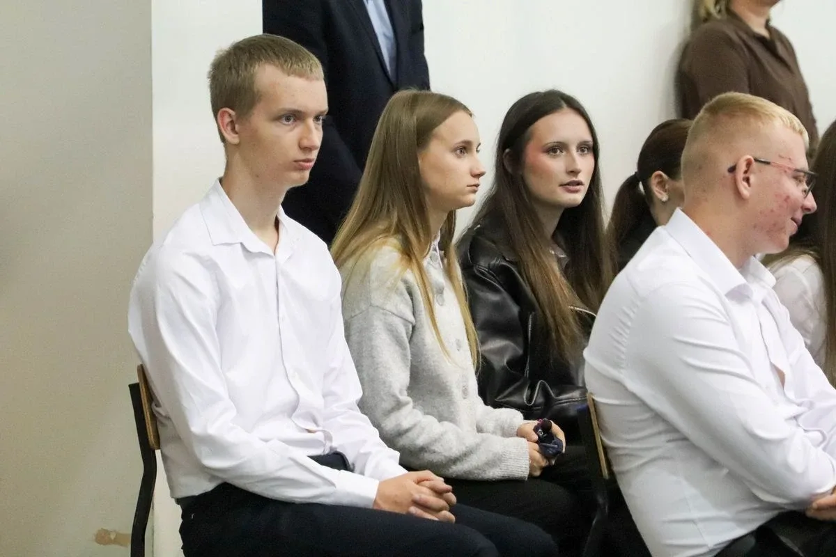 Dąb Pamięci dla kpt. Jana Rapcewicza. Wzruszająca uroczystość w Zespole Szkół nr 1 w Ostrowi Mazowieckiej (zdjęcia)