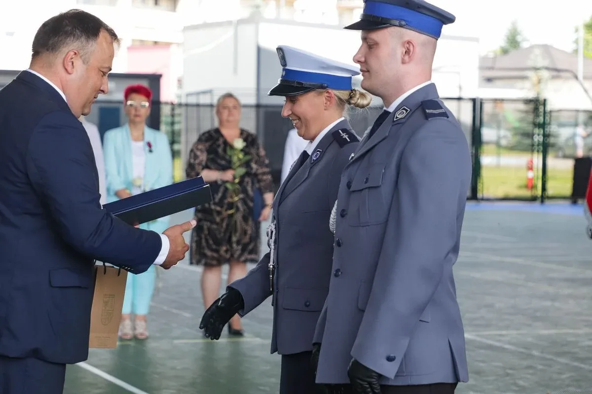 Medale, awanse i wzruszenia. Policja w Ostrowi Mazowieckiej uczciła swoje święto (zdjęcia)