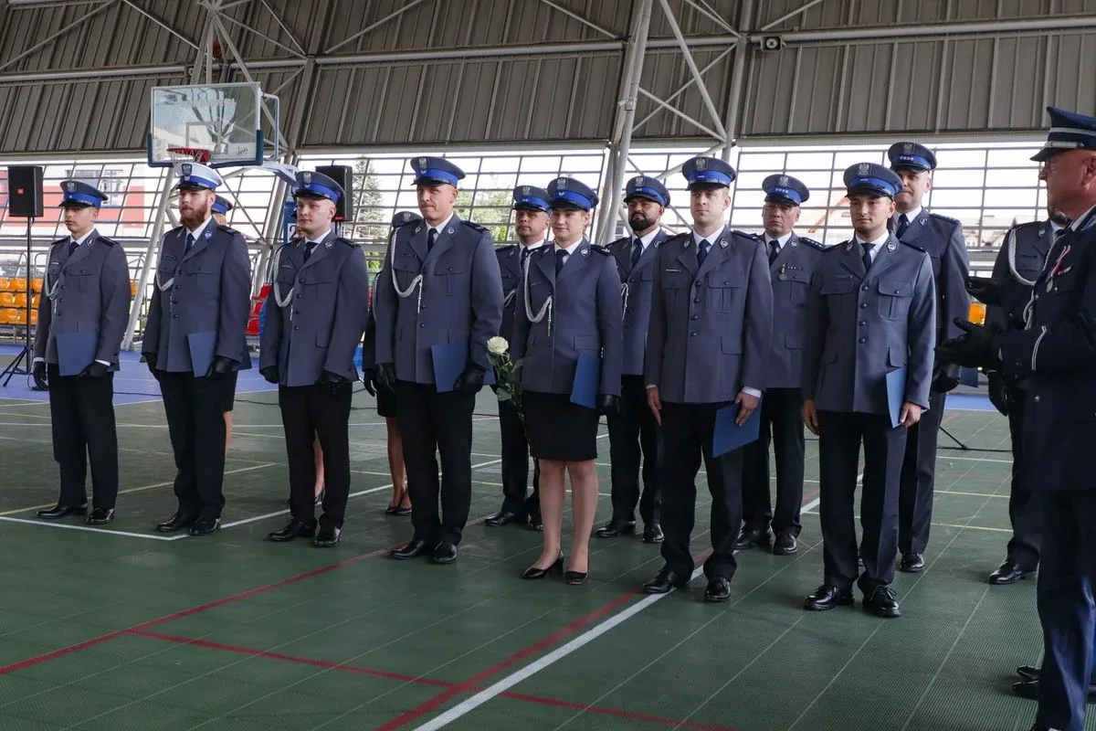 Medale, awanse i wzruszenia. Policja w Ostrowi Mazowieckiej uczciła swoje święto (zdjęcia)