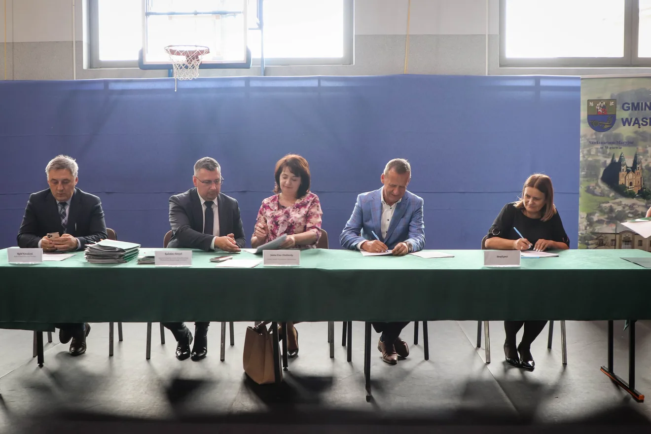 Bieżnia, tężnia i działki z dofinansowaniem. Miliony z Mazowsza dla samorządów z powiatu ostrowskiego (zdjęcia)