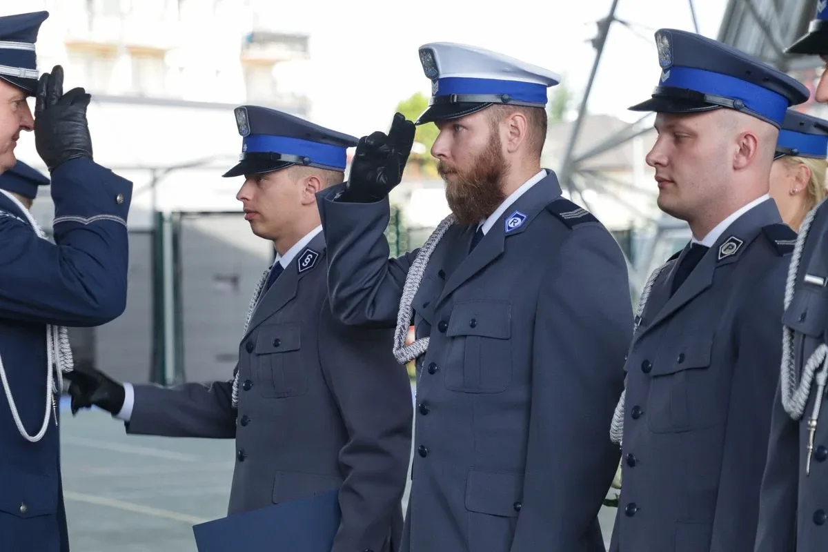 Medale, awanse i wzruszenia. Policja w Ostrowi Mazowieckiej uczciła swoje święto (zdjęcia)