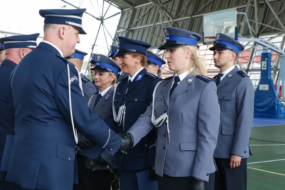Medale, awanse i wzruszenia. Policja w Ostrowi Mazowieckiej uczciła swoje święto (zdjęcia)