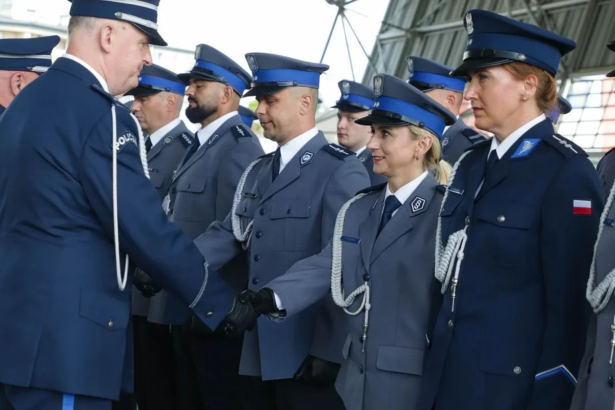 Medale, awanse i wzruszenia. Policja w Ostrowi Mazowieckiej uczciła swoje święto (zdjęcia)