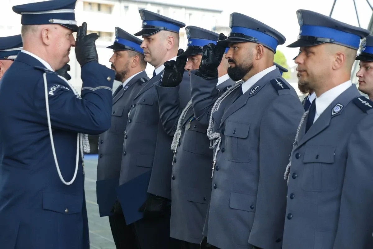 Medale, awanse i wzruszenia. Policja w Ostrowi Mazowieckiej uczciła swoje święto (zdjęcia)