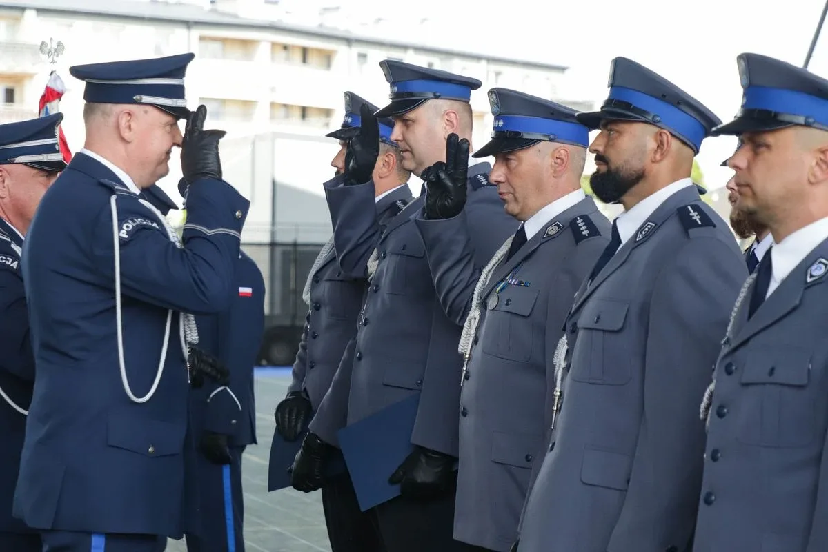 Medale, awanse i wzruszenia. Policja w Ostrowi Mazowieckiej uczciła swoje święto (zdjęcia)