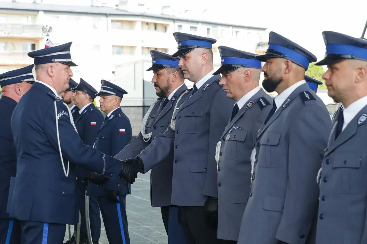 Medale, awanse i wzruszenia. Policja w Ostrowi Mazowieckiej uczciła swoje święto (zdjęcia)