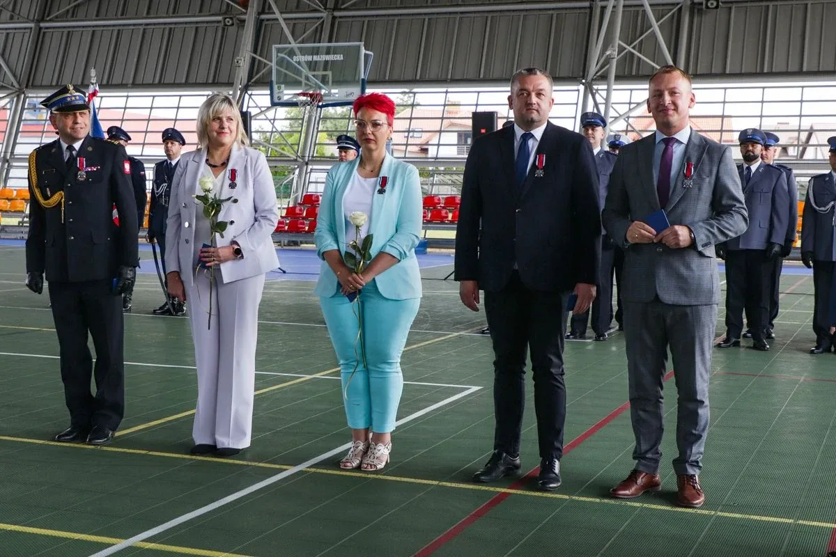 Medale, awanse i wzruszenia. Policja w Ostrowi Mazowieckiej uczciła swoje święto (zdjęcia)